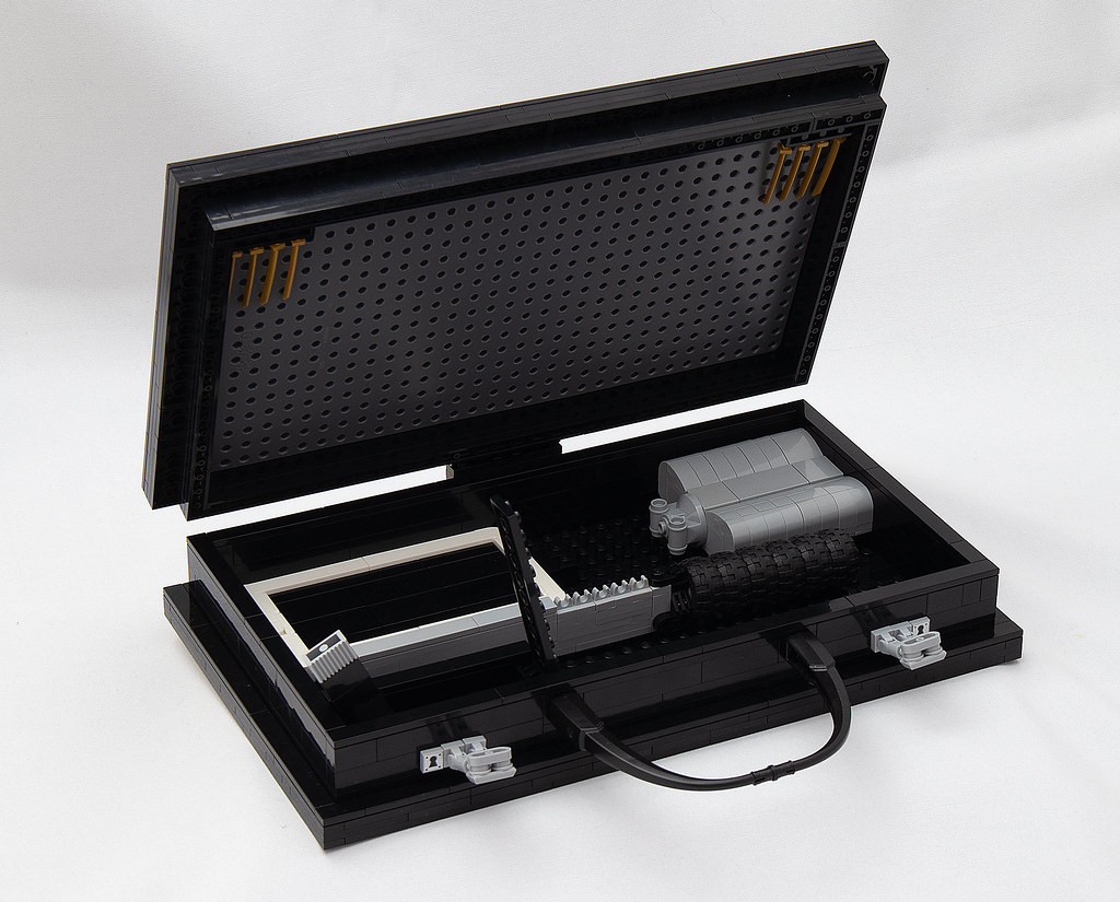 LEGO® MOC by vitreolum: Kitteh Briefcase